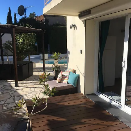 Bed,kitchen And Swimming Pool Esterel Bed & Breakfast